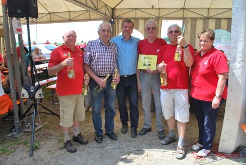 LAbg. Christian Makor (3.v.l.) und Ortsvorsitzende Elfi Schiffecker (rechts) gratulieren den Vorsitzenden der größten teilnehmenden Ortsgruppen