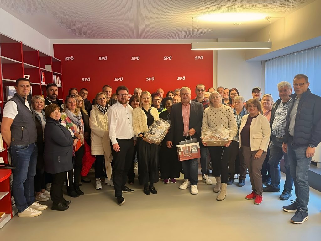 Teilnehmer:innen der SPÖ-Bildungsreise aus Ried und Schärding mit Innsbrucks SPÖ Vizebürgermeisterin Mag.a Elisabeth Mayr, Geschäftsführerin des Renner Institut Tirol Nicole Heinlein und Klubobmann der SPÖ Innsbruck Benjamin Plach in der Tiroler Landesparteizentrale.