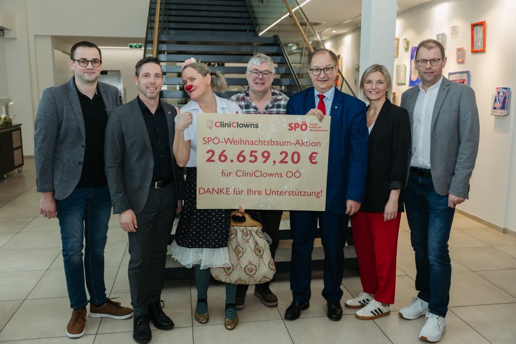 v.l.n.r: Bezirksgeschäftsführer Florian Schiffecker, Bundesrat Sebastian Forstner, Dr.in Kerstine Käfer, Geschäftsführer CliniClowns OÖ Uwe Marschner, Landesparteivorsitzender LR Martin Winkler, Initiatorin Sabine Schwandner und Bezirksvorsitzender Bgm. Fritz Hosner.
