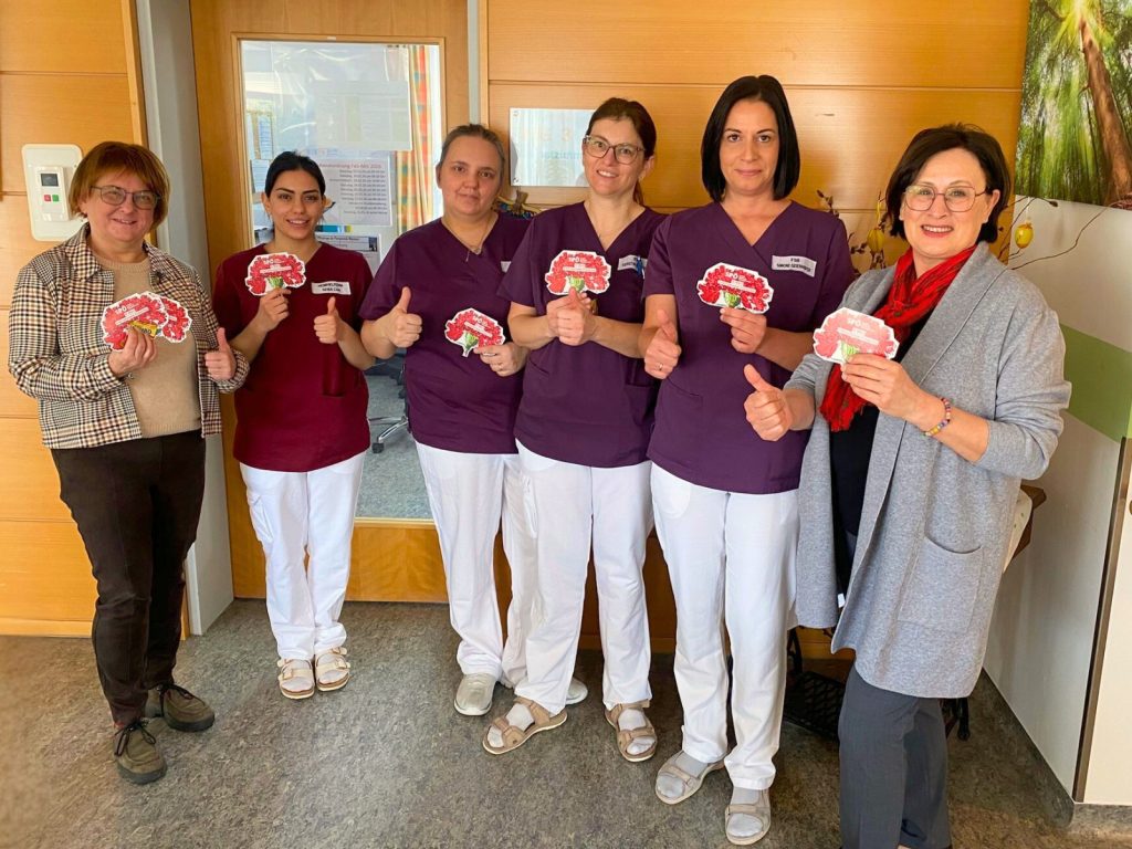 Bürgermeisterin Petra Mies und Bürgermeisterin Roswitha Schachinger besuchten am Sonntag die Pflegeheime Mehrnbach und Obernberg. Am Bild mit Mitarbeiterinnen des Pflegeheims Mehrnbach.