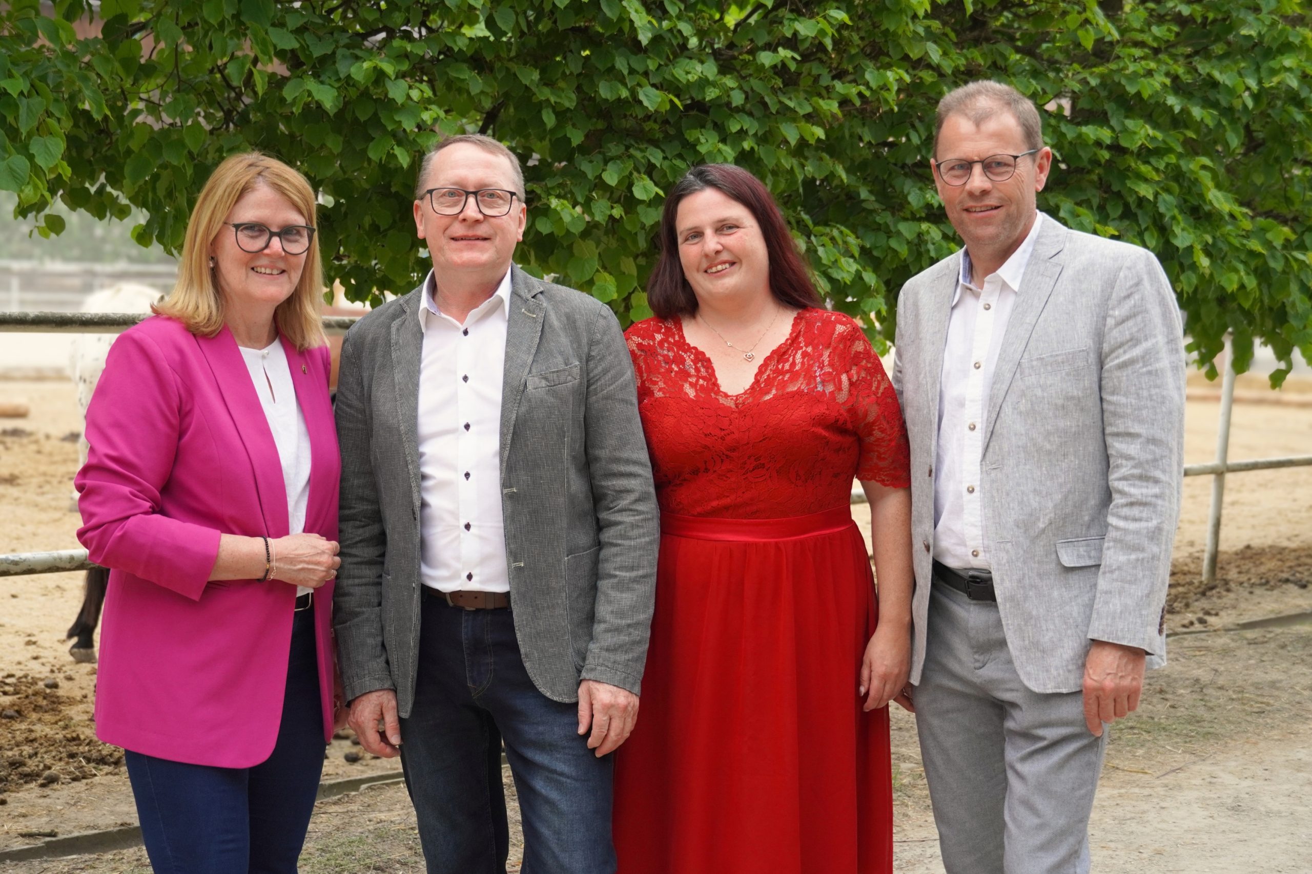 Bereit für die Zukunft: Die neue Vorsitzende der SPÖ St. Martin/Innkreis Christine Eder (2.v.r.) mit ihrem Vorgänger Manfred Mayr (2.v.l.) sowie den Gratulanten LAbg. Gabriele Knauseder (links) und Bezirksparteivorsitzendem Bgm. Fritz Hosner (rechts).